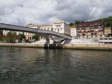 İspanya 'nın Biscay kentindeki Avrupa BILBAO şehrindeki Nervion Nehri' ndeki terk edilmiş köprü 2019 yılının güneşli yaz gününde bulutlu gökyüzü.