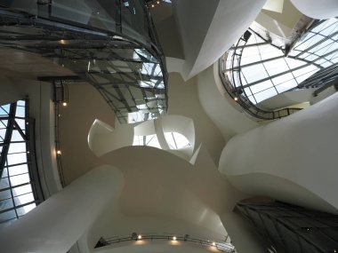 2019 'da İspanya' nın Biscay eyaletindeki Avrupa BILBAO şehrindeki Guggenheim Müzesi 'ndeki Kasa 2019' da güneşli bir yaz günü.