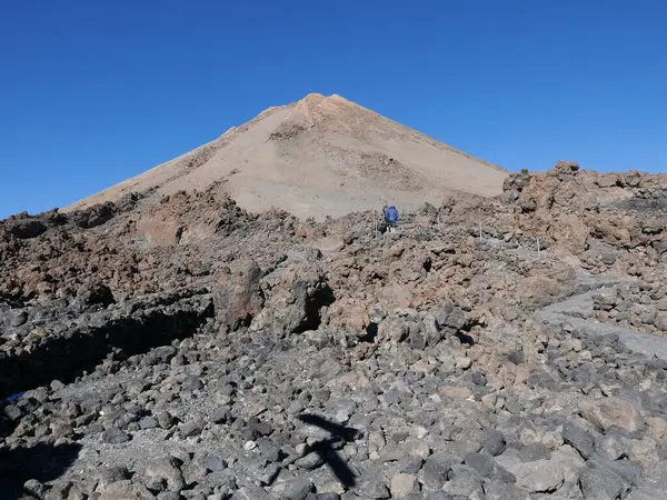 İspanya 'daki Avrupa Tenerife adasında 3715 metre Teide Dağı' na giden güzergah, 2023 Kasım ayındaki güneşli sonbahar gününde açık mavi gökyüzü..