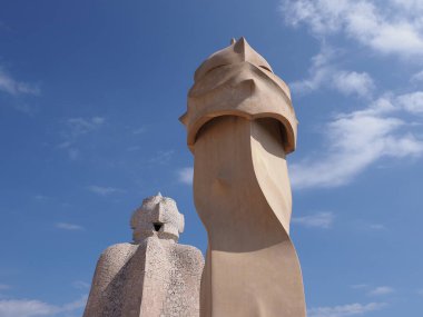 BARCELONA, İspanya - 9. SEPTEMBER 2019: Avrupa 'nın Katalonya bölgesindeki çatı katında sanatsal bacalar, ılık güneşli yaz gününde açık mavi gökyüzü.