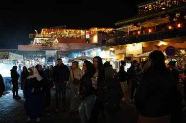 MARRAKESH, MOROCCO - 25 HAZİRAN 2023: Afrika 'da akşam vakti Jemaa el-Fnaa' da insanlar.