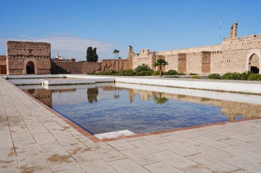 El Badi Sarayı 'nın avlusu Fas' ın Marakeş şehrinde suya yansıdı.