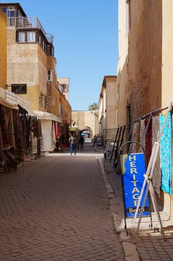 EL JADIDA, MOROCCO - 29 Ocak 2023: MAZAGAN şehrinde sokak manzarası, ılık güneşli kış gününde açık mavi gökyüzü -