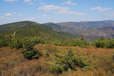 Polonya 'nın Avrupa Szczyrk kasabası yakınlarındaki Silesian Beskid' e bakın, 2023 'te açık mavi gökyüzü Nisan ayında güneşli bir ilkbahar günü.