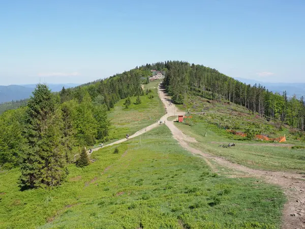 Polonya 'nın Avrupa Bielsko-Biala kenti yakınlarındaki Silesian Beskids' da Klimczok Dağı 'ndaki rotalar 117 metre, Mayıs' ın güneşli bahar günü 2018 'de açık mavi gökyüzü.