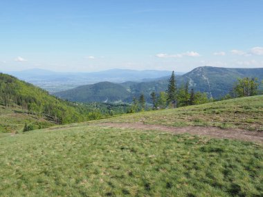 Polonya 'nın Bielsko-Biala kenti yakınlarındaki Silesian Beskids' da Klimczok Dağı 1117 metre yüksekliğindeki manzara, 2018 'in güneşli bahar gününde açık mavi gökyüzü.