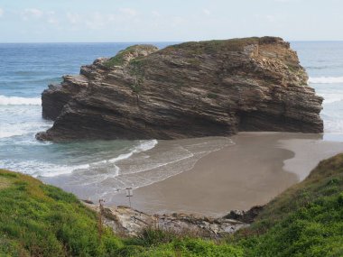 Galiçya 'da Avrupa Foz şehrinde kayalı cennet plajı, İspanya' da Lugo, Eylül 'de sıcak ve güneşli bir yaz gününde açık mavi gökyüzü..