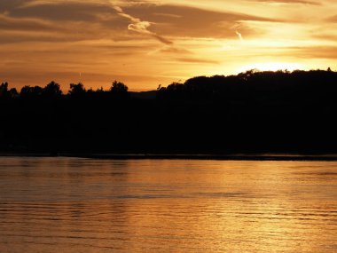 Ren Nehri 'nin üzerinde harika bir güneş batıyor. Avrupa Buharlı Vapuru Rhein yakınlarında. İsviçre' de Schaffhausen kantonu.