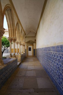 PORTUGAL 'in Santarem ilçesindeki Avrupa TOMAR şehrinde İsa' nın manastırındaki manastırlar, 2022 'de açık mavi gökyüzü - Mayıs ayında sıcak bir bahar günü - dikey