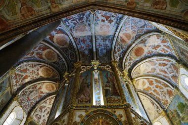 2022 'de PORTUGAL' in Santarem ilçesindeki Avrupa TOMAR şehrindeki yuvarlak İsa manastırı kilisesinin iç kısımları güneşli bir bahar günüdür..