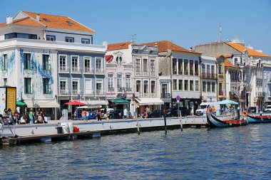 AVEIRO, PORTUGAL - 5 Mayıs 2022: Avrupa 'da renkli binalar, güneşli bir bahar gününde açık mavi gökyüzü - dikey