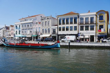 AVEIRO, PORTUGAL - 5 Mayıs 2022: Avrupa 'daki tarihi binaların önü, güneşli bahar gününde açık mavi gökyüzü.