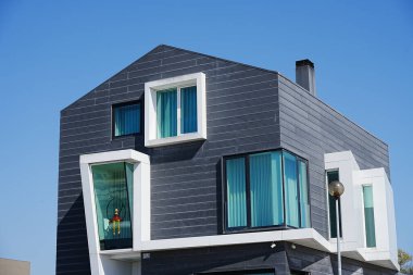 Portekiz 'in Avrupa Aveiro şehrindeki çağdaş ev, 2022' nin açık mavi gökyüzü Mayıs ayının güneşli bahar günü.