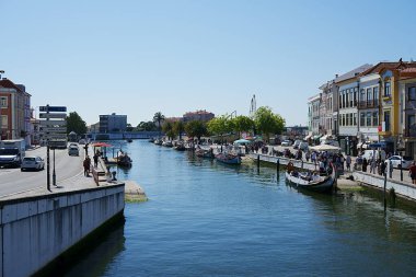 AVEIRO, PORTUGAL - 5 Mayıs 2022: Portekiz 'in Avrupa Aveiro şehrinde kanal ve moliceiro tekneleri, 2022' nin güneşli bahar günü açık mavi gökyüzü.