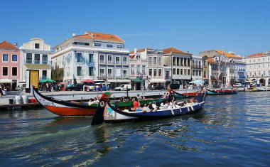 AVEIRO, PORTUGAL - 5 Mayıs 2022: Avrupa 'da Gondollar, güneşli bahar gününde açık mavi gökyüzü.