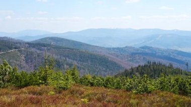 Polonya 'nın Avrupa Szczyrk kasabası yakınlarındaki Silesian Beskids manzarası, 2023' ün güneşli bahar gününde açık mavi gökyüzü.