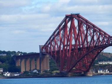 İngiltere, İskoçya 'nın Edinburgh yakınlarındaki Avrupa Queensferry kasabasından görülen sahne Forth köprüsü, 2016' da soğuk bir yaz gününde açık mavi gökyüzü.