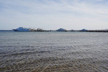 SAFAGA, EGYPT - HAZİRAN 2024: Afrika 'da Kızıldeniz' de Jetty, ılık güneşli kış gününde açık mavi gökyüzü.