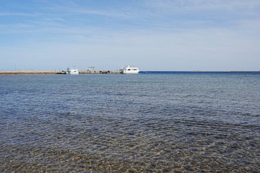 SAFAGA, EGYPT - HAZİRAN 2024: Afrika 'da Kızıldeniz' de Jetty, ılık güneşli kış gününde açık mavi gökyüzü.