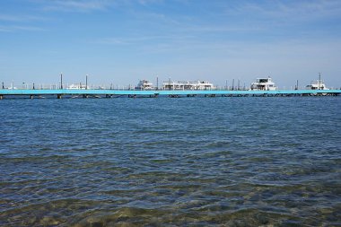 Afrika SAFAGA şehrindeki Kızıldeniz rıhtımında EGYPT 'de açık mavi gökyüzü 2024 Ocak' ta sıcak ve güneşli bir kış günü.