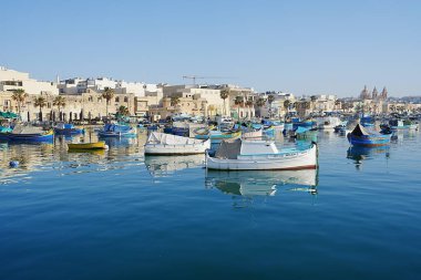 MARSAXLOKK, MALTA - 17 Mayıs 2022: Güneşli bahar gününde Avrupa köyündeki güzel tekneler.