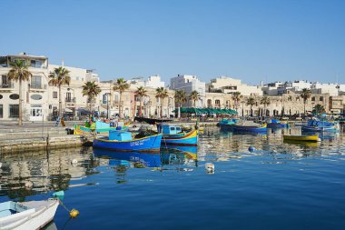MARSAXLOKK, MALTA - 17 Mayıs 2022: Güneşli bahar gününde Avrupa köyünde güzel tekneler.