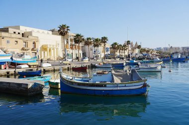 MARSAXLOKK, MALTA - 17 Mayıs 2022: Avrupa 'da turistik gezinti alanı, ılık güneşli bahar gününde açık mavi gökyüzü.