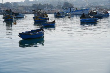 MARSAXLOKK, MALTA - 17 Mayıs 2022: Sıcak bahar gününde Avrupa liman köyünde liman.