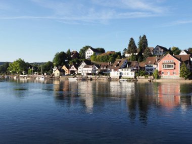 Göl manzaralı Ren Nehri Avrupa STEIN AM RHEIN kasabası SWitzERLAND, Schaffhausen, açık mavi gökyüzü 2018 ılık güneşli yaz günü Ağustos.