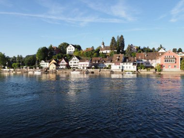 Ren Nehri 'nin Avrupa' daki manzarası STEIN AM RHEIN kasabası SWitzERLAND, Canton Schaffhausen, açık mavi gökyüzü 2018 'de güneşli bir yaz günü.