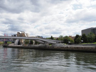 Çağdaş binalar, Biscay 'daki Avrupa BILBAO şehrindeki Nervion Nehri' nde terk edilmiş köprü, İspanya 'nın sıcak yaz günü 2019 Eylül' de.