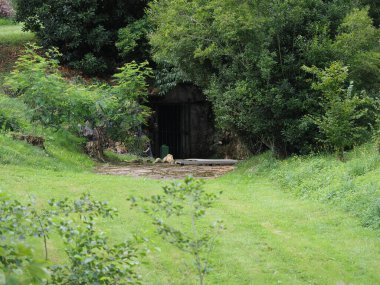 2019 yılının Eylül ayında İspanya 'nın Cantabria kentindeki Avrupa SANTILLANA DEL MAR kasabasında Altamira mağarası yakınlarındaki otlaklar güneşli bir yaz günüdür..