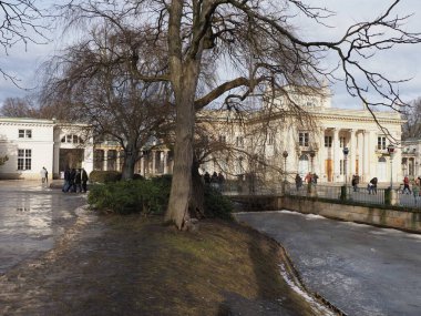 Pavilion, Polonya 'nın başkenti Varşova' daki hamamlar parkında gölde, Pavyon, 2019 'da soğuk kış gününde gökyüzü bulutlu..