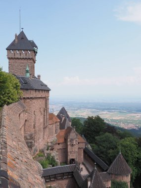 Avrupa 'nın Orschwiller kasabası Alsace, Fransa' daki Koenigsbourg güzellik kalesi, 2018 'de açık mavi gökyüzü, sıcak ve güneşli bir yaz günü - dikey