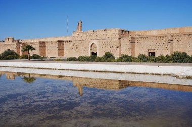 Taşlı El Badi sarayı suya yansıdı, Fas 'taki Afrika MARRAKESH şehrinde leylek yuvaları, 2023 yılının sıcak ve güneşli kış gününde açık mavi gökyüzü..