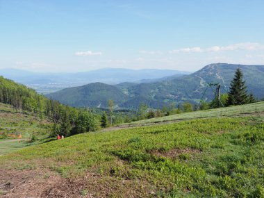 Polonya 'nın Avrupa Bielsko-Biala kenti yakınlarındaki Silesian Beskids' da Klimczok Dağı 1117 metre, Mayıs 'ın güneşli bahar gününde açık mavi gökyüzü.