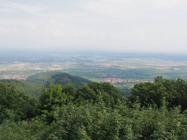 Fransa 'nın Avrupa Orschwiller kasabası Alsace' deki Koenigsbourg şatosundan puslu bir manzara, 2018 yazında sıcak bir yaz günü bulutlu bir gökyüzü.