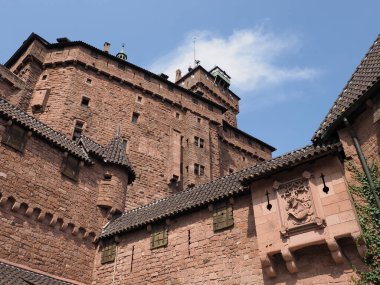 Avrupa 'nın Orschwiller kasabası Alsace' deki Koenigsbourg şatosunun büyük yüksekliği, 2018 'in güneşli yaz günü açık mavi gökyüzü..