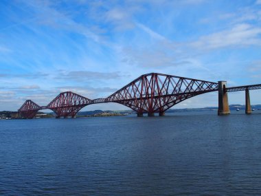 İngiltere, İskoçya 'nın Edinburgh yakınlarındaki Avrupa Queensferry kasabasından gelen dördüncü demiryolu köprüsü, 2016 soğuk yaz gününde Eylül ayında açık mavi gökyüzü.