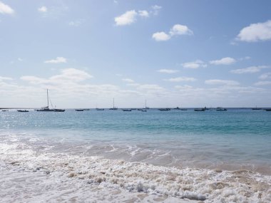 Cape Verde 'deki Sal adasındaki Afrika Santa Maria kasabasında Atlantik Okyanusu, 2019' da açık mavi gökyüzü Nisan ayında güneşli bahar günü.