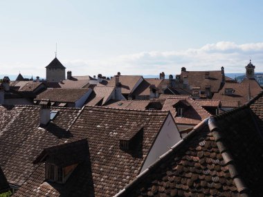 Avrupa 'nın Murten kasabasının çatıları İsviçre' de Fribourg kantonunda, açık mavi gökyüzü 2018 'de sıcak ve güneşli bir yaz gününde..