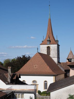 Avrupa 'daki Murten kasabasındaki Alman kilisesi İsviçre' deki Fribourg kantonunda açık mavi gökyüzü 2018 'de sıcak ve güneşli bir yaz günü-