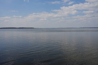 Polonya 'nın Silezya bölgesinde Avrupa Goczalkowice kasabasında panoramik göl, 2022' de açık mavi gökyüzü Nisan ayında güneşli bahar günü.