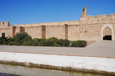 Manzaralı El Badi sarayı, Fas 'taki Afrika MARRAKESH şehrindeki suya, 2023 yılının sıcak ve güneşli kış gününde açık mavi gökyüzüne yansıdı..
