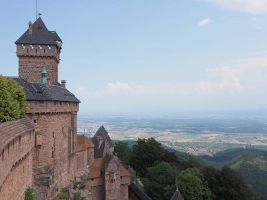 Avrupa 'nın Orschwiller kenti Fransa' nın Alsace bölgesindeki Parlak Koenigsbourg kalesi, 2018 'in güneşli yaz günü açık mavi gökyüzü.