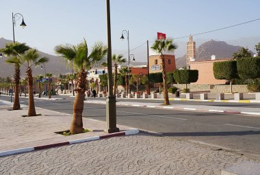 TAFRAOut, MOROCCO - 21 Ocak 2023: Tiznit ilindeki Afrika kasabasında, Souss-Massa bölgesinde, açık mavi gökyüzü soğuk, güneşli kış gününde.