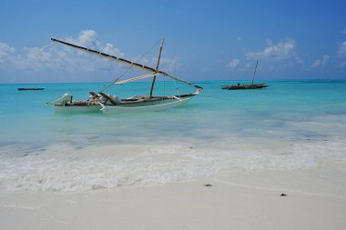 Tanzanya 'daki Afrika Zanzibar adasındaki Hint Okyanusu' ndaki Jambiani sahilinde balıkçı tekneleri, 2024 'te güneşli bir yaz gününde açık mavi gökyüzü..