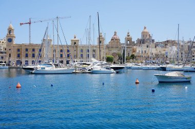 BIRGU, MALTA 19 Mayıs 2022: Senglea 'dan görülen Avrupa Vittoriosa şehri, güneşli bahar gününde açık mavi gökyüzü.