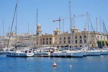 BIRGU, MALTA 19 Mayıs 2022: Avrupa Vittoriosa şehrindeki yat limanı Senglea 'dan görüldü, güneşli bahar gününde açık mavi gökyüzü.