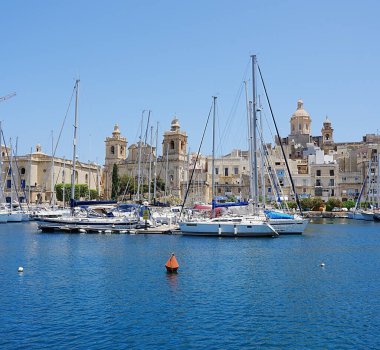 19 Mayıs 2022 'de BIRGU, MALTA: Avrupa Vittoriosa şehrinde sıcak bir bahar gününde Senglea' dan görülen açık mavi gökyüzü.